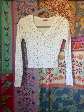 ORANGE KISS White Long-Sleeve Cropped Henley Top with Small Blue Floral Print